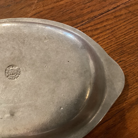 Wilton pewter oval bowl, shell handles - Picture 7 of 7